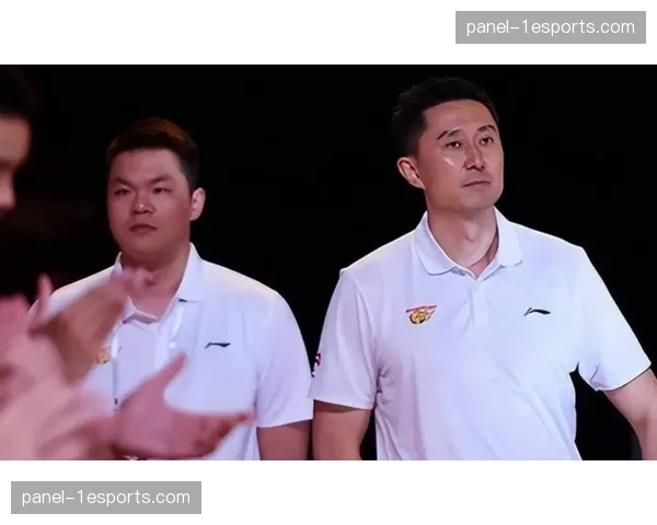 朱芳雨杜锋代表俱乐部给球员发红包，外援也都有份显团队氛围