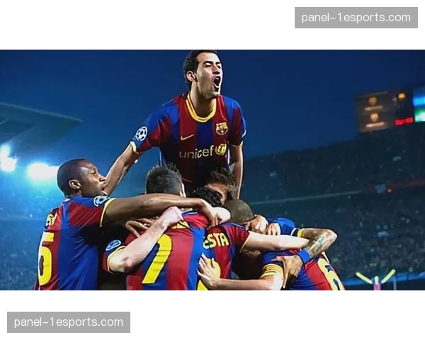 特写:老将布斯克茨在训练中亲自示范无球跑动选位 特写:老将布斯克茨在训练中亲自示范无球跑动选位